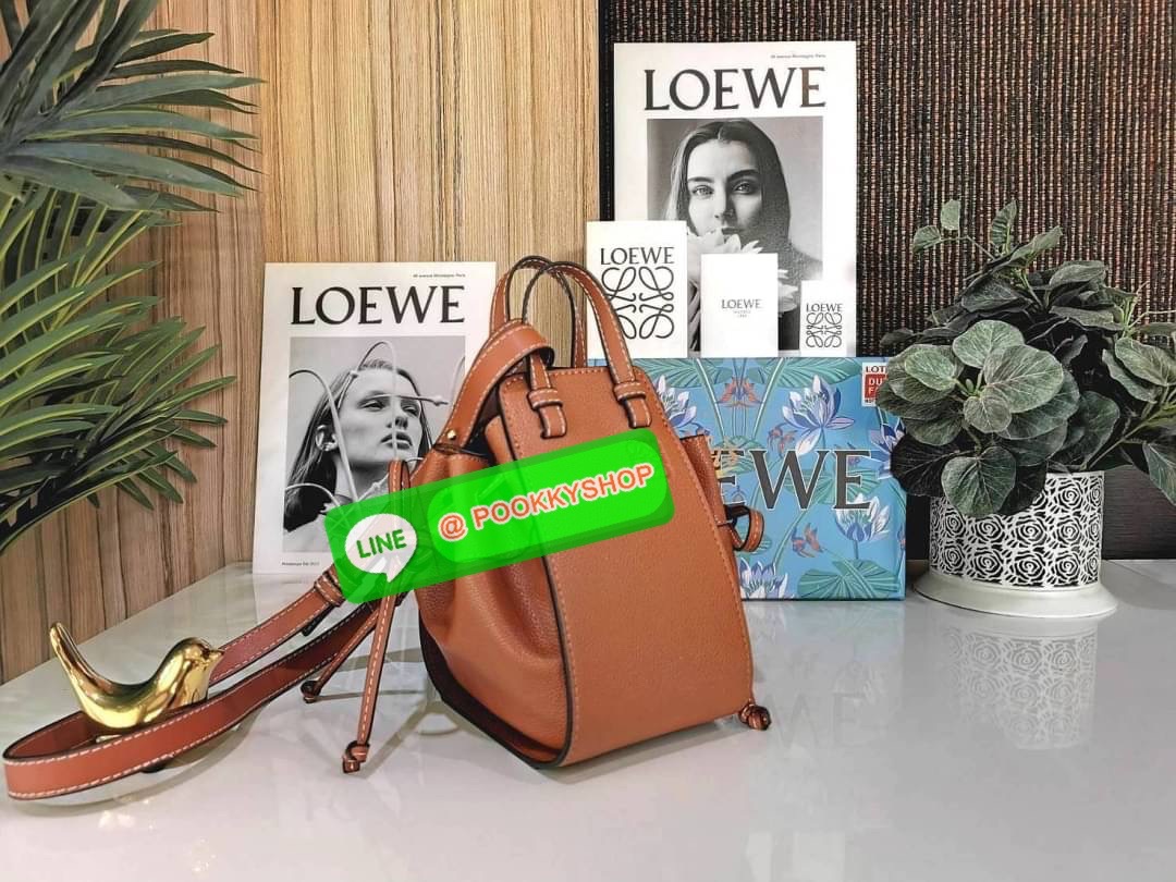 ✴️ห้ามพลาด!✴️LOEWE HANDLE & SHOULDER BAG GIFT WITH PURCHASE (GWP) กระเป๋าถือหรือสะพายหนังแท้พรีเมี่ยมกิ๊ฟ Limited จาก LOEWE PERFUME DUTYFREE รุ่น Rare items สุดๆวัสดุหนังแท้ Calfskin หนังสวยดีไซน์คงเอกลักษณ์แบรนด์ สามารถปรับใช้ได้หลายทรงด้าน