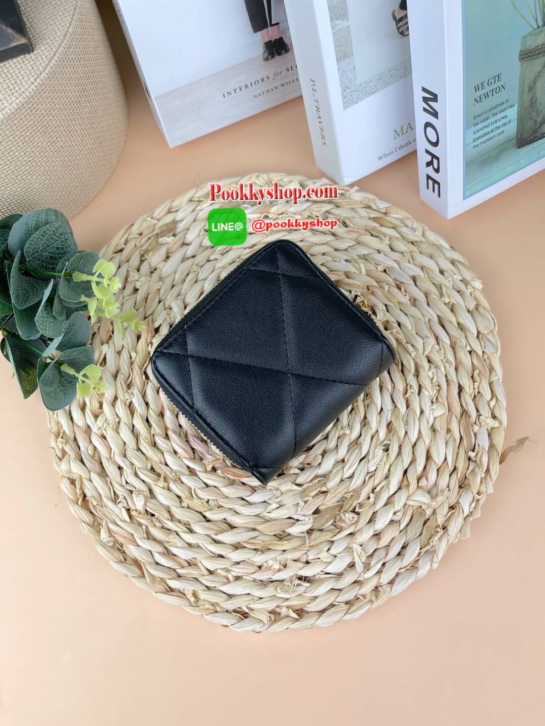 Lyn Decade Wallet กระเป๋าเงินใบสั้น รุ่นนี้สวยน่ารักมากๆ จับถนัดมือ มีฟังก์ชันให้ใช้ครบจบในใบเดียว! วัสดุหนังนุ่มมือ เดินด้ายทั้งใบเพิ่มดีเทล มีโลโก้สวยเด่นที่ด้านหน้า เปิดปิดแบบกระดุมแม่เหล็ก มีช่องใส่ธนบัตรได้ตามยาว ใส่แบงค์ไม่ต้องพับค่า ช่องการ์ด 6 ช่อ