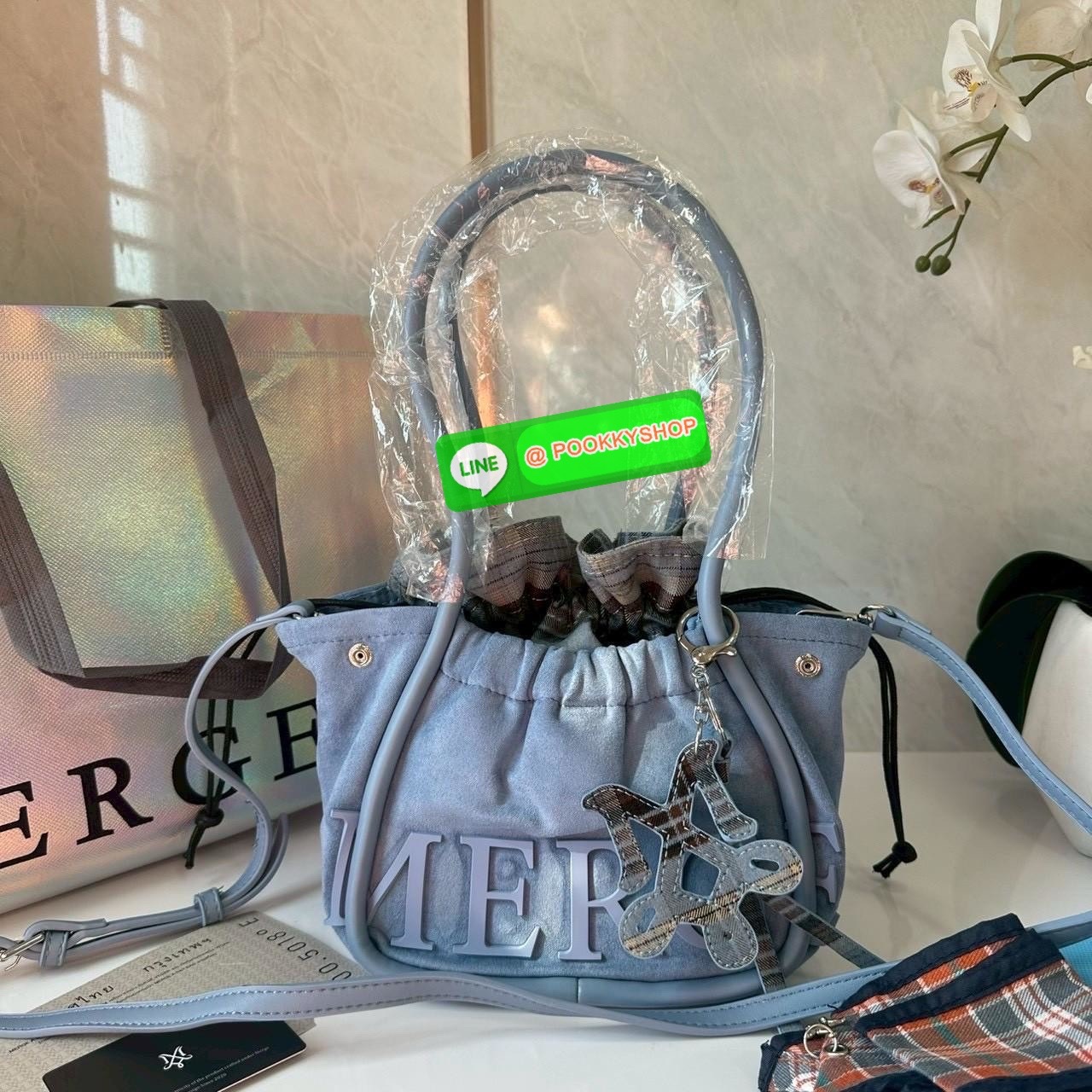 A Day Bag Mini’ in suede กระเป๋าหนังกลับเนื้อเนียน สายเกาหวานปนเท่ MERGE คอลเลกชันพิเศษ ดีไซน์เก๋พร้อมพวงกุญแจลายพิเศษ เข้าเซ็ตสุดคุ้ม!ใบเล็กสามารถ พกพาง่าย น้ำหนักเบา กระเป๋าหูรูดด้านใน ผลิตจากผ้าลายสก็อต ตัวกระเป๋ามี Snap ด้านข้าง ที่สามารถพับปีกกระเป๋า