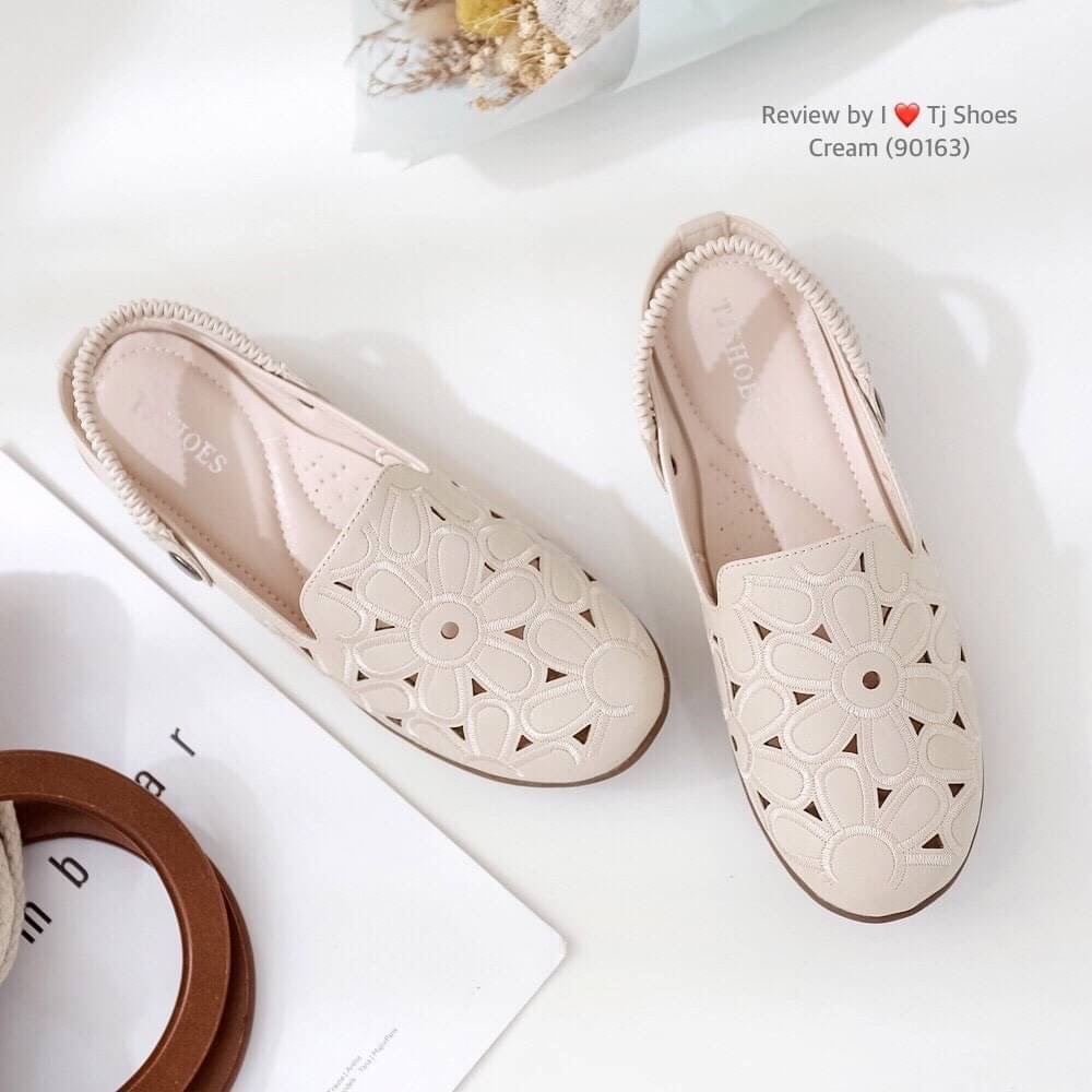 พร้อมส่งรองเท้าเพื่อสุขภาพ ที่ทั่งเกร๋ทั้งน่ารักสุดๆ รองเท้ารุ่นนี้เป็นงานสั่งทำพิเศษ หนังนิ้มนิ่ม ฉลุลายน่ารักๆ มีรูระบายอากาศใส่แล้วเท้าไม่อับ สายยางยืดปรับขึ้นลงได้ ใส่ได้ 2 แบบ น้ำหนักเบา ใส่นุ่มเดินทั้งวันได้สบายมากๆ ส้นยางเกรดพรีเมี่ยมอย่างดี แมทกับ