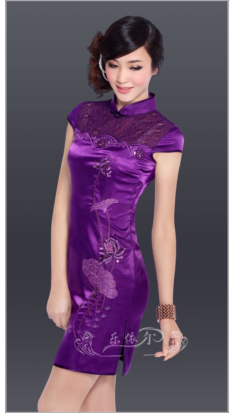 สีแดง คอจีน แต่งซีทรู และปักฉลุ ช่วงอก งานผ้าไหมสวยหรู เนื้องานละเมียด สวยกรูสุดๆคะ กระโปรง สาวๆ ที่ใฝ่ฝันอยากใส่กี่เพ้า สวยๆ อย่าพลาดเลยนะคะ งานมีระดับ ในราคาไม่แพงเลย.. ขอบอก .. ความเหมือนของสินค้าจริง กับภาพตัวอย่าง 99.99%