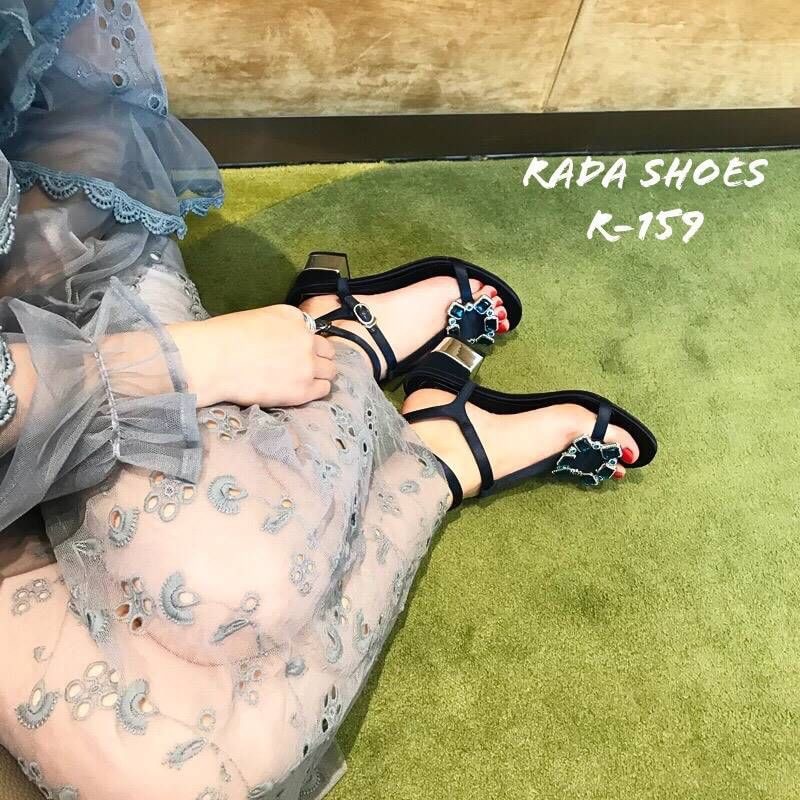 ใครรออยู่ ... ด่วน!!!เลยจ้า สวยถูกมาก... 2019 New Shoes ... รองเท้าโรเจอร์ เพชรเขียว รองเท้า พร้อมส่ง ... รองเท้าแบบใหม่ล่าสุด โรเจอร์เพชรเขียว แบบปังมาก กนะตอบรับใส่สวย สูง 3 นิ้ว งานรัดส้น สายตะข้อเกี่ยว ปรับระดับขนาดได้งานเพชรอลัง สวยสมัยใหม่จ้า