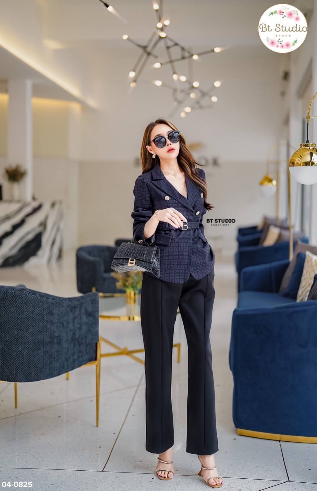 เซท 3 ชิ้น เสื้อเบเซอร์คอปก แขนยาวแต่งกระดุมสีทองปั้มโลโก้ที่ตรงกลาง และปลายแขน มาพร้อมสายเข็มขัดคาดเอวสีเดียวกันกับเสื้อ หัวเข็มขัดแต่งสีทอง แมทซ์กับกางเกงขายาวตีเกล็ดด้านหน้า กระเป๋าใช้งานได้จริง งานสวย คัตติ้ง เนื้อผ้าดี ห้ามพลาดเลยจ้าา