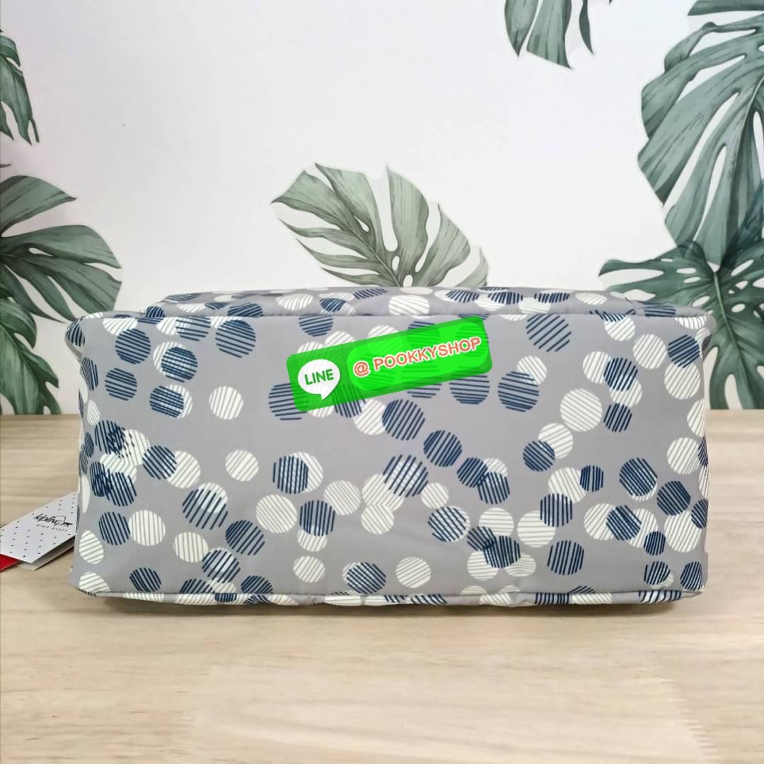 KIPLING ELISE HANDBAG กระเป๋าถือและสะพายไหล่ วัสดุ Nylon +Polyester ขนาดกำลังพอดี จุของได้มาก มีหูจับสองสาย ถือสะดวก น้ำหนักเบา มีช่องซิป ด้านหน้า ช่อง กระเป๋าหลักเปิด-ปิดด้วยซิป มี3 ช่องว่างใส่ของได้จุมากๆ ใส่มือถือได้ กระเป๋าสตางค์ใบยาว และ เครื่องสำอาง