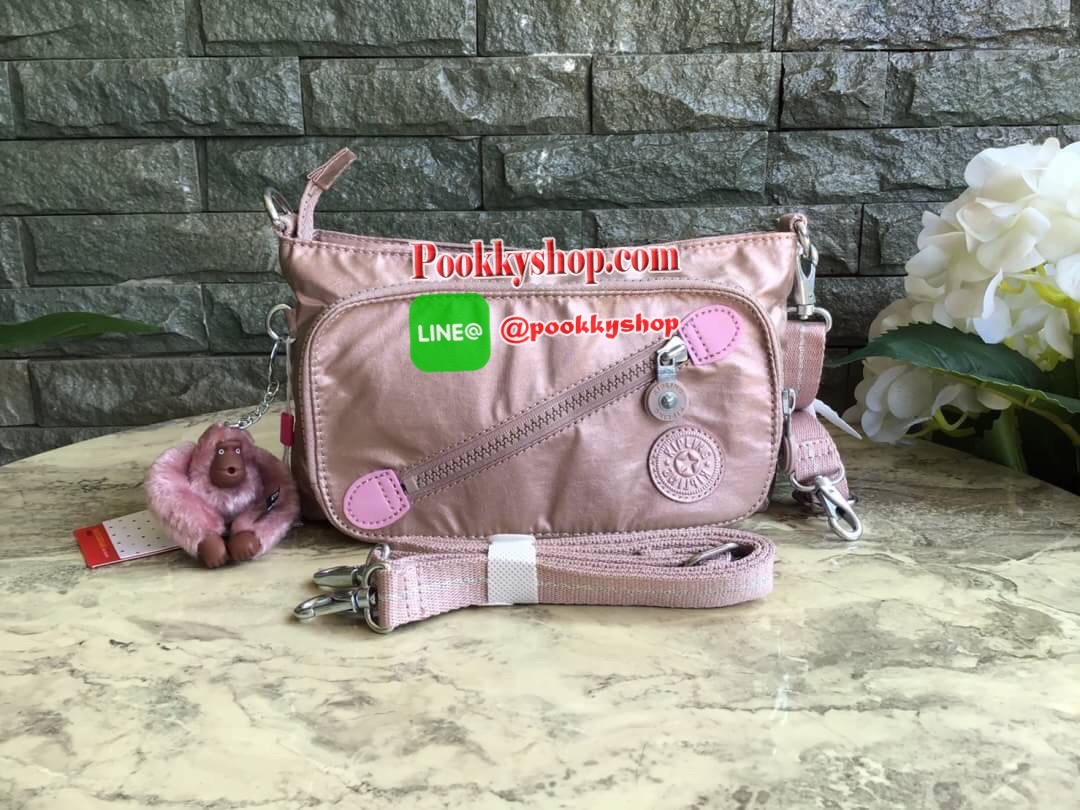 Kipling milos crossbody bag (K13696) กระเป๋าสะพายข้าง crossbody ขนาดกำลังดี มี 2 สาย สายสะพายสั้น ถือเป็นทรงพอรช์(pochette)ถอดเปลี่ยนสลับกับสายยาวได้ มีช่องซิปใช้งาน3ช่อง 2ช่องใหญ่ภายในมีเล็กแยกเป็นสัดส่วน ใส่มินิไอแพค กระเป๋าสตางค์ยาวได้ ด้านหน้ามีช่องซิ