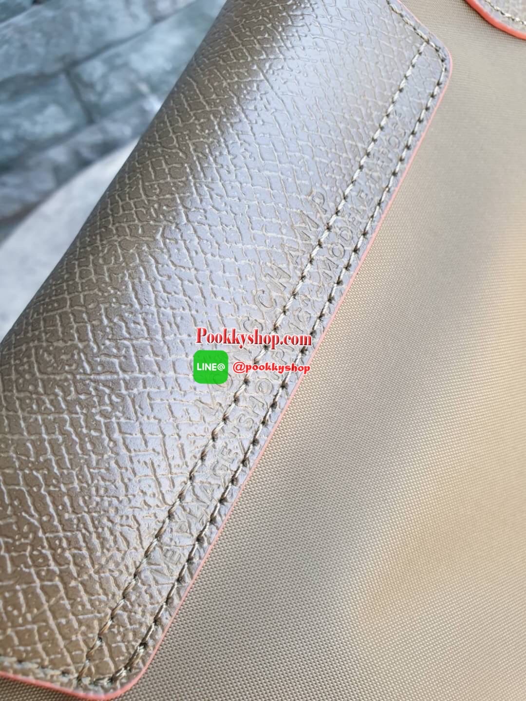 Longchamp Le Pliage Club Tote Bag Size L หูยาว วัสดุเนื้อผ้า Nylon Canvas เคลือบกันนำ้ ตัดด้วยหนังแท้ที่มีน้ำหนักเบา ดีไซน์เรียบง่ายแต่เต็มไปด้วยความคลาสสิก จนเป็นที่ชื่นชอบไปทั่วโลก Longchamp ปรับโฉม LE PLIAGE ด้วยการปักลายรูปม้า-ตราสัญลักษณ์ของแบรนด์บนผ