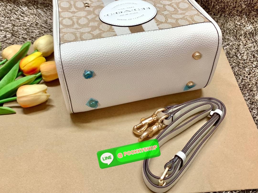 COACH DEMSEY TOTE IN SIGNATURE JACQUARD WITH COACH PAT ((C8417//C5115)) พร้อมส่งที่ไทย ห้ามพลาด สีน้องสวยมากๆค่ะ กระเป๋าทรงTote ขนาดพอดีลำตัว ใช้วันไหนๆก็เหมาะมากค่ะ วัสดุJacquard ทอลายแบรนด์ ตัดขอบหนังแท้ สวยงามมากๆค่ะ ด้านหน้าจะมีป้ายวงกลมโลโก้แบรนด์อัน