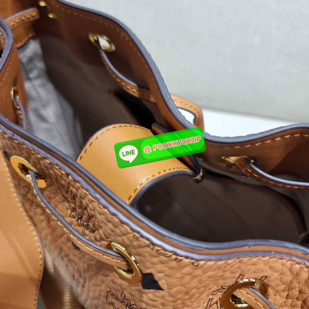 MCM MEDIUM ESSENTIAL DRAWSTRING BAG IN VISETOS กระเป๋าสะพายทรง bucket ไซส์ medium ใบใหญ่กำลังดี รูดเปิด-ปิดด้วยหนัง และยังมีกระดุมแม่เหล็กติดกันของหล่น พิเศษที่มีสายสะพายให้ 2 แบบ สายคล้องไหล่หรือถือได้ และสายสปอร์ตสะพายข้าง วัสดุหนังแคนวาสคุณภาพดี ภายในโ