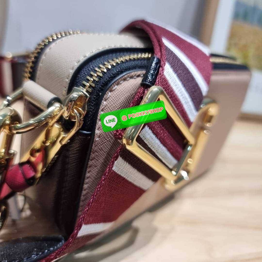 MARC JACOBS THE SNAPSHOT CAMERA BAG ไอเท็มยอดฮิตที่โดดเด่นเป็นเอกลักษณ์ กับกระเป๋าสะพายข้างสุดปัง เรียกได้ว่าไม่ซ้ำใคร!! วัสดุหนังวัว สวยอยู่ทรง เปิด-ปิดกระเป๋าด้วยซิป มีซิปหลัก 2 ช่อง แบ่งสัดส่วนไว้ดีมาก มาพร้อมสายสะพายสปอร์ตเส้นใหญ่ ที่ออกแบบโทนสีมาให้เ