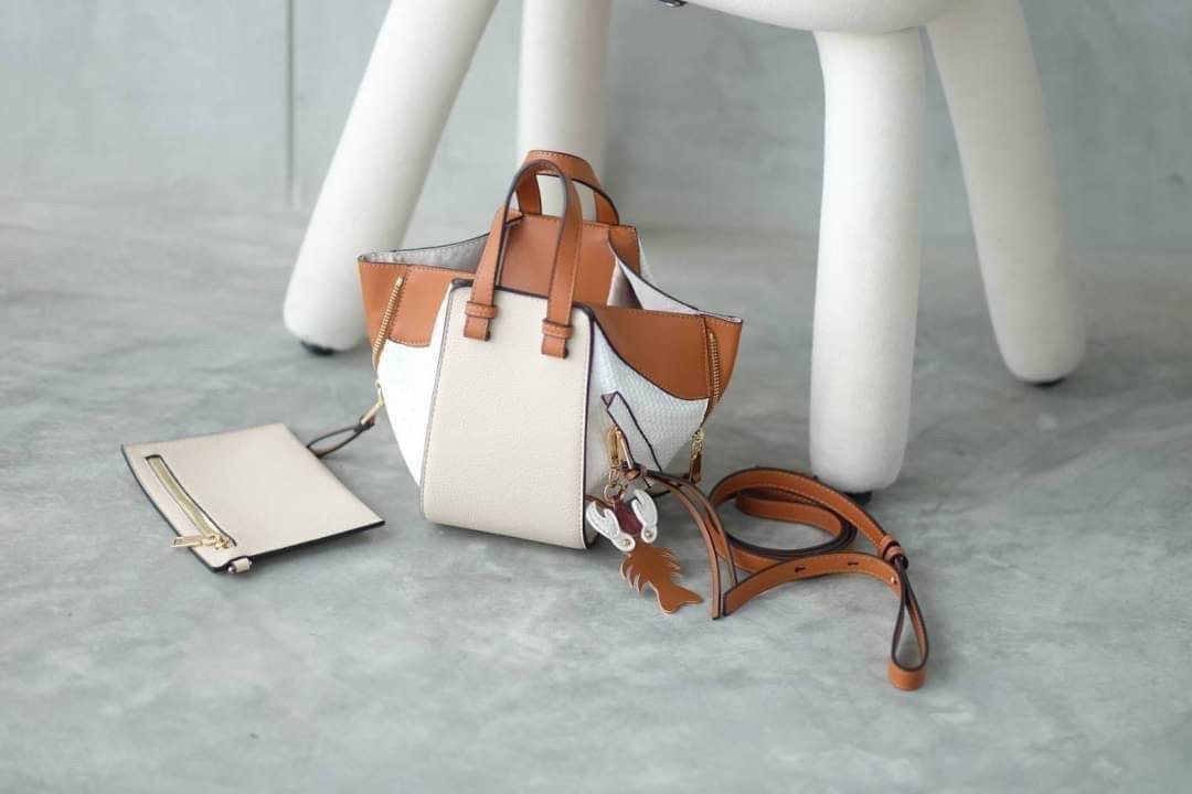 มาอีกรอบละจร้าาา Hammock รุ่นนี้ถามกันไม่เลิก เลยตั้งใจผลิตมาอีกครั้ง สวยๆทุกสี งายดีสวยเนี๊ยบทรงแป๊ะมาก พิเศษ..เลยจร้า แถมฟรี !! ตัวห้อยกุ้งน้อย เพิ่มความโดดเด่นขึ้นไปอีก ... งานนี้รับรองไม่ผิดหวัง ดีเทลรายละเอียดสวยมาก