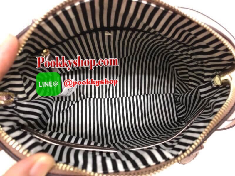 Kate Spade New York Saffiano Bag กระเป๋าถือหรือสะพายข้าง ลายหนังซาฟเฟียโน่ ทรงโดมสวย ด้านหน้ามีอะไหล่แบรนด์ เปิดปิดกระเป๋าด้วยซิป ภายในโล่งกว้าง ใส่ของจุทีเดียวค่ะ มีช่องซิปและช่องเล้กให้ใส่ของจุกจิกค่ะ มาพร้อมสายยาวถอดออกได้ปรับระดับได้มาด้วยนะค่ะ....รุ่