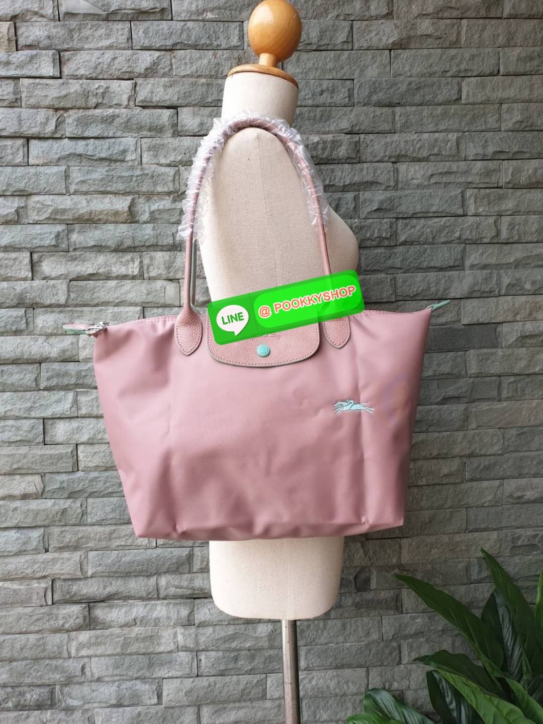 Longchamp Le Pliage Club Tote Bag Size S หูยาว วัสดุเนื้อผ้า Nylon Canvas เคลือบกันนำ้ ตัดด้วยหนังแท้ที่มีน้ำหนักเบา ดีไซน์เรียบง่ายแต่เต็มไปด้วยความคลาสสิก จนเป็นที่ชื่นชอบไปทั่วโลก Longchamp ปรับโฉม LE PLIAGE ด้วยการปักลายรูปม้า-ตราสัญลักษณ์ของแบรนด์บนผ