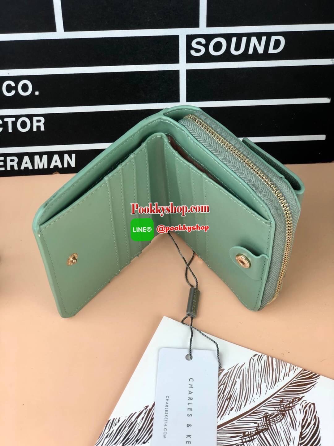 New arrival! Charles & Keith classic wallet กระเป๋าเงินใบสั้น จับถนัดมือมากเลยค่ะ ด้านหน้าปั๊มโลโก้แบรนด์สามารถเปิดกระดุมออกใส่การ์ดที่ใช้บ่อยได้พอดีค่ะ ช่องใหญ่เปิดปิดแบบกระดุม มีช่องการ์ด 8 ช่อง ช่องใส่ธนบัตรตามยาว และยังมีช่องซิปแยก สามารถใส่เหรียญหรือ