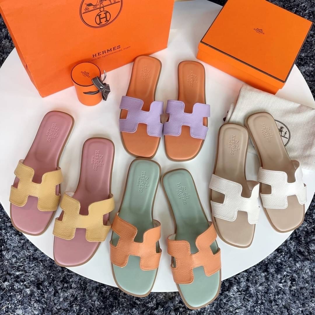พร้อมส่ง รองเท้าแตะ Hermès สีพาสเทล ตัวใหม่ล่าสุด สีน่ารักมากกทุกสี คัดสีออกมาแล้วแมสที่สุด ให้เข้ากับเท้าสาวๆ ขับผิวมากคะ พื้นปั้มแบรนด์