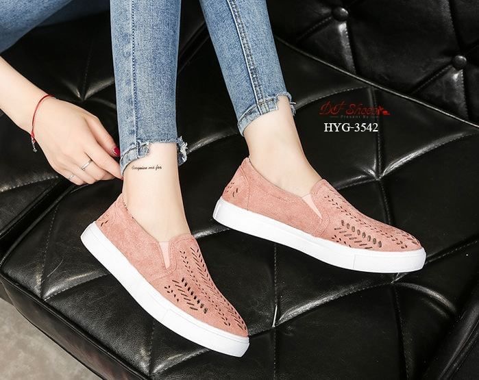 สินค้าพร้อมส่ง รองเท้าลำลองนำเข้า วัสดุผ้าสักหลาดฉลุ ระบายอากาศดี ด้านในซับในด้วยผ้า พื้น PU กระชับเท้าค่ะ