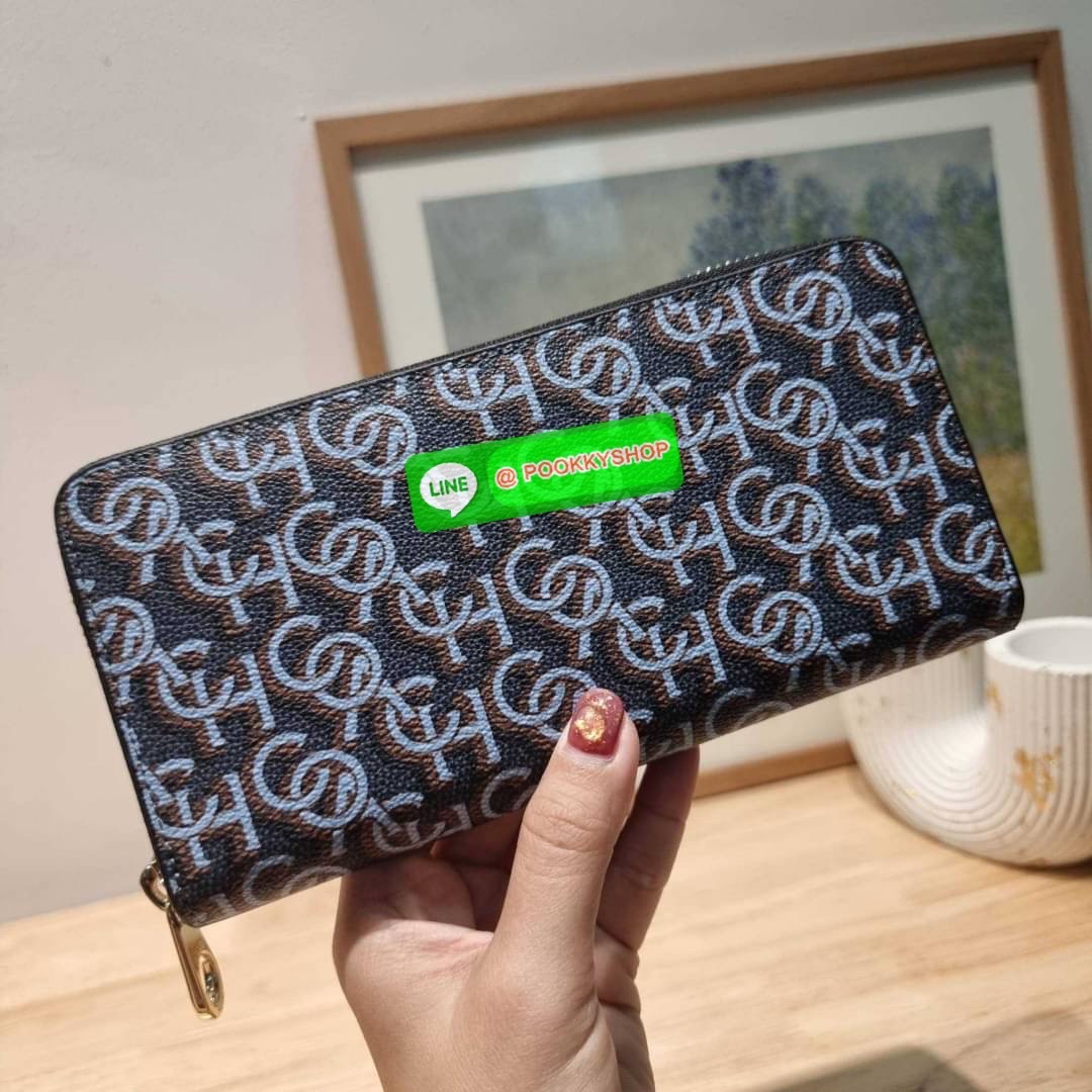 COACH CF521 LONG ZIP AROUND WALLET WITH SIGNATURE MONOGRAM 🔆 Details กระเป๋าสตางค์ใบยาว คอลเลคชั่นใหม่ กับดีไซน์ใหม่ ฉีกกฏทุกการดีไซน์ ด้วยลวดลายโมโนแกรมรอบใบโดดเด่น สะดวกใช้งานด้วยสายคล้องมือที่สามารถถอดออกได้ พกพกง่ายที่สุด รูดใช้งานด้วยซิปรอบใบ
