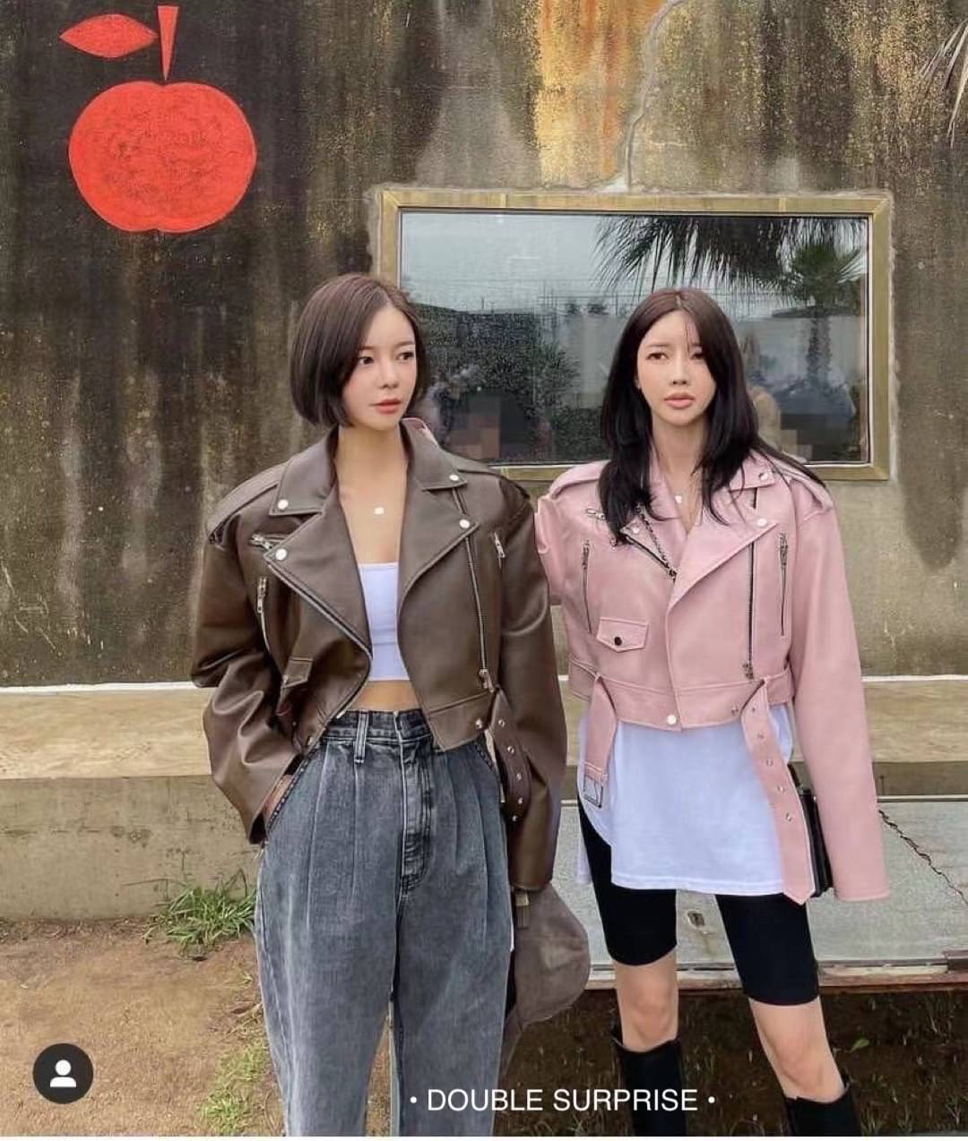 NEW ARRIVALS เสื้อJACKETหนัง คอปกทรงสวยเลยค่ะ งานติดซิปด้านหน้าและปลายแขน เจาะกระเป๋ารูดซิปได้ ชายเสื้อมีเข็มขัด งานมีซับในอย่างดี ใส่สวยทั้ง2สี น่ารักมากๆค่ะ (DOUBLE SURPRISE bydressmepls.)