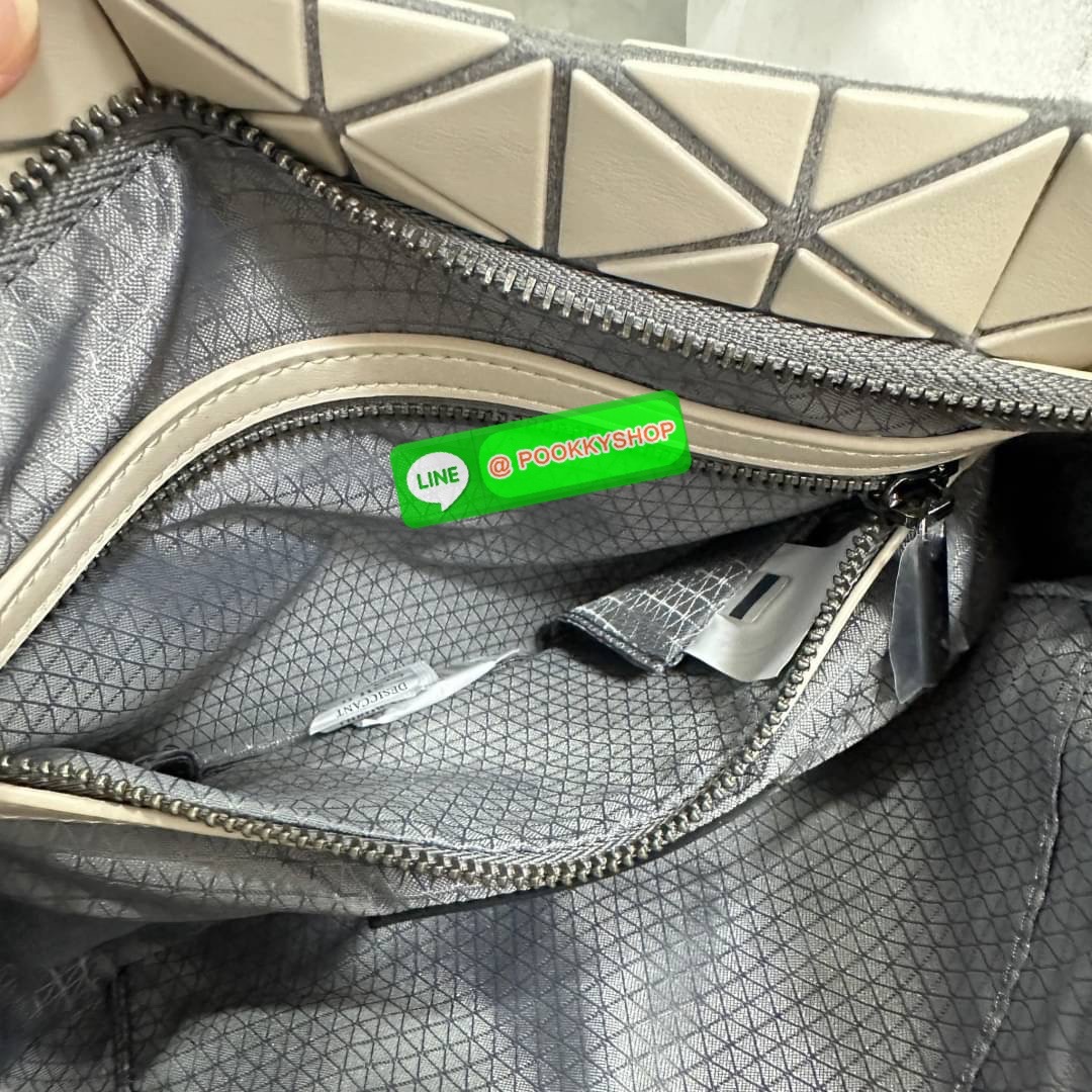 Bao Bao issey Miyake Tonneau Small Matte Bao Bao Issey Miyake รุ่น TONNEAU (ทอนโนะ) กระเป๋าทรง Boston Bag ที่โดดเด่นด้วยลายแพทเทิร์น 3 เหลี่ยมด้านเท่าเรียงต่อกัน ทำให้กระเป๋าใบนี้มีความโดดเด่นทั้งในเรื่องของดีไซน์ที่ทันสมัย และการใช้งานที่ครบทุกฟังก์ชั่น