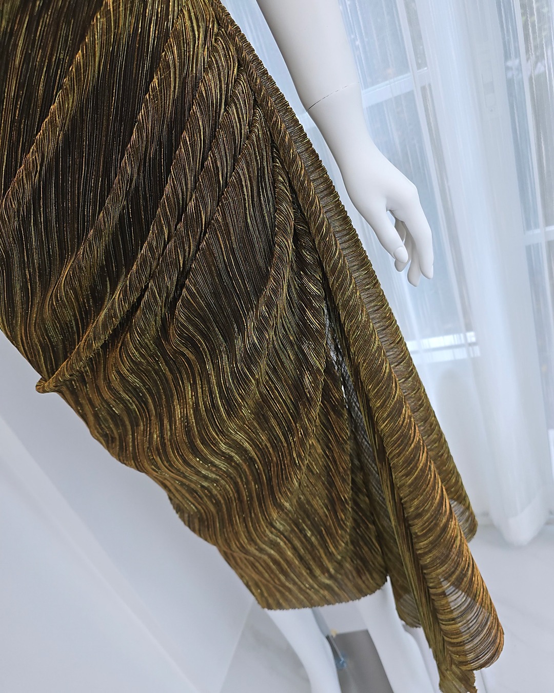 เดรสแฟชั่น เดรสเสื้อคอป้าย แขนบอลลูน กระโปรงทรงสอบจับเดรป แต่งชายระบายยาว