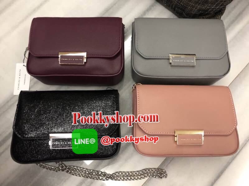 NEW ARRIVAL! CHARLES & KEITH PUSH-LOCK CHAIN SLING BAG 2018 กระเป๋าสะพายคอลเลคชั่นใหม่ล่าสุดวัสดุหนังคาเวียร์สวยอยู่ทรง ขนาดมินิกำลังดีน้ำหนักเบา เปิดปิดด้วยฝาปิดตัวล๊อคปั้มโลโก้ด้านหน้า ภายในมีช่องซิปและช่องใส่บัตร มาพร้อมสายสะพายโซ่ยาวสามารถซ้อนสายสั้นส