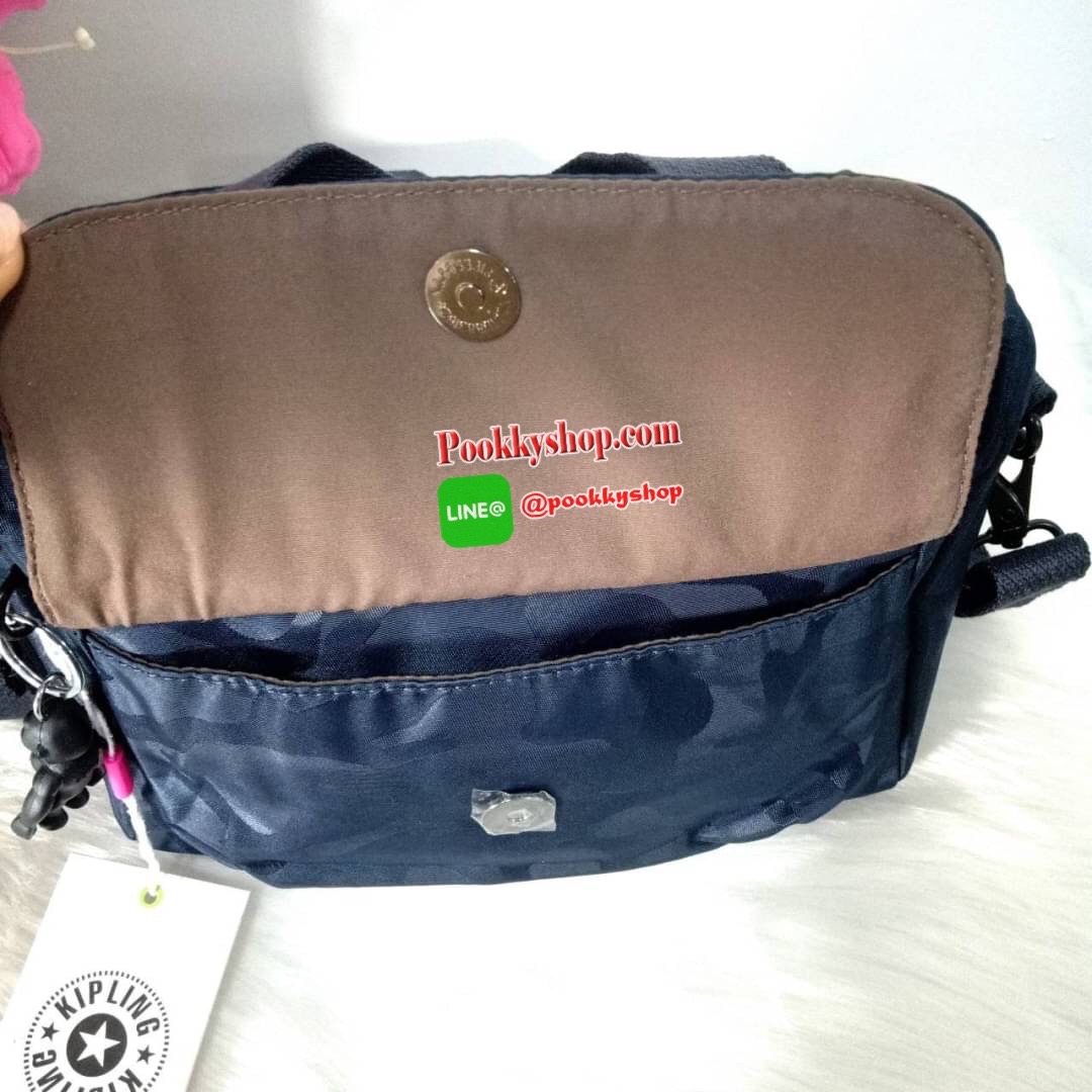 Kipling Brynne handbag & shoulder bag กระเป๋าถือหรือสะพายข้าง รุ่นใหม่จาก Kipling รูปทรงโค้งมนสวย พร้อมสายสะพายแบบคล้องแขนและสายสะพายยาว สามารถใช้งานได้ทั้ง 2 แบบ ด้านหน้ามีช่องใส่ของใช้จุกจิก ด้านในช่องโล่งกว้าง มีซิปข้างและช่องใส่ของแยกอีกฝั่ง เหมาะกับก