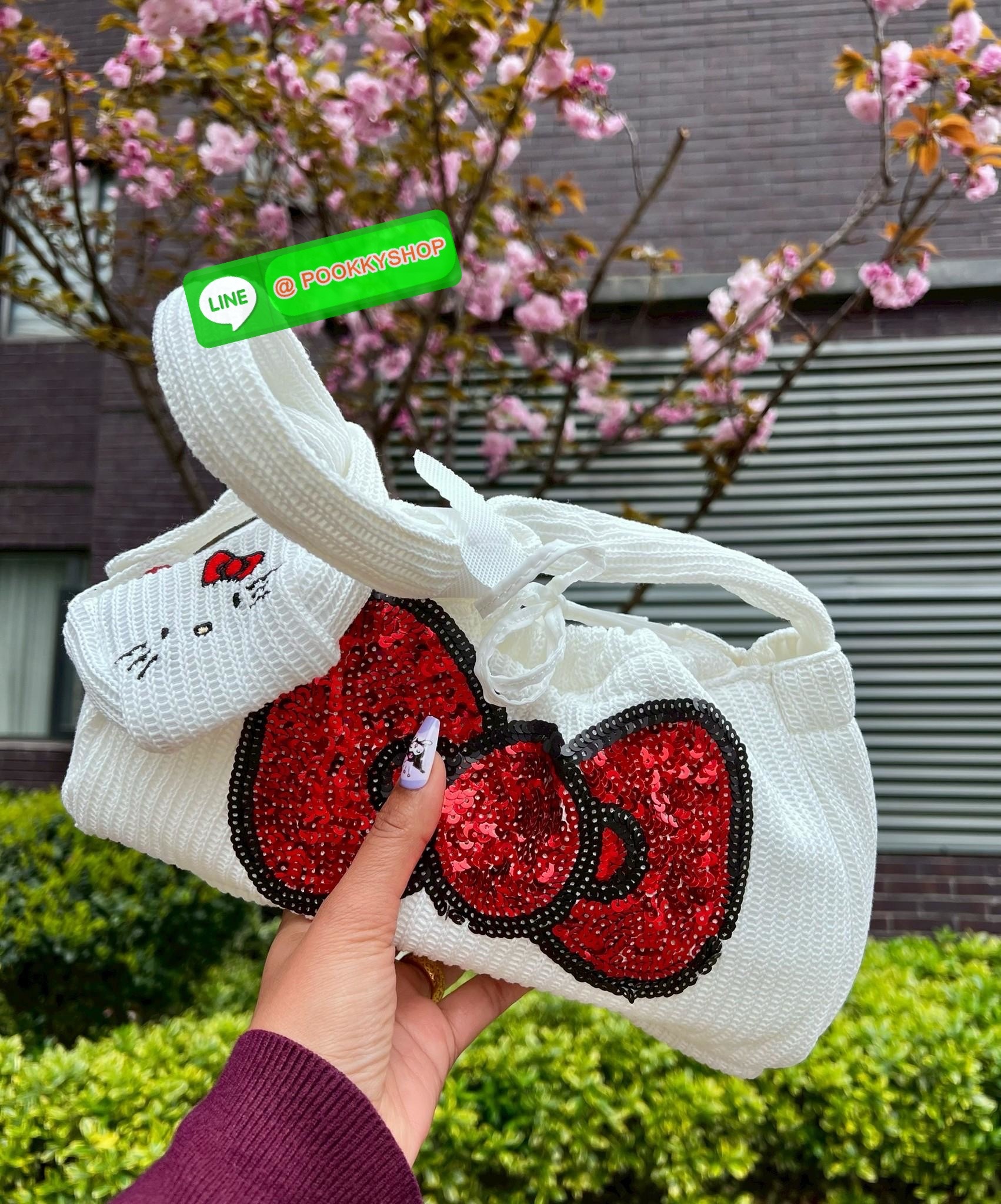 **สินค้าเข้าใหม่** New New New LIMITED EDITION GENTLEWOMAN X HELLO KITTY KNIT BAG มาพร้อมกระเป๋าใบลูกถักKitty ห้อยน่ารักๆด้วยหนึ่งใบ 🔖สินค้าพร้อมส่ง! น้องน่ารักไม่ไหวสำหรับรุ่นนี้ วัสดุผ้าKnitทั้งใบ สวยงามมากๆ ด้านหน้าเป็นกริตเตอร์สีแดงสวยโดดเด่นเ