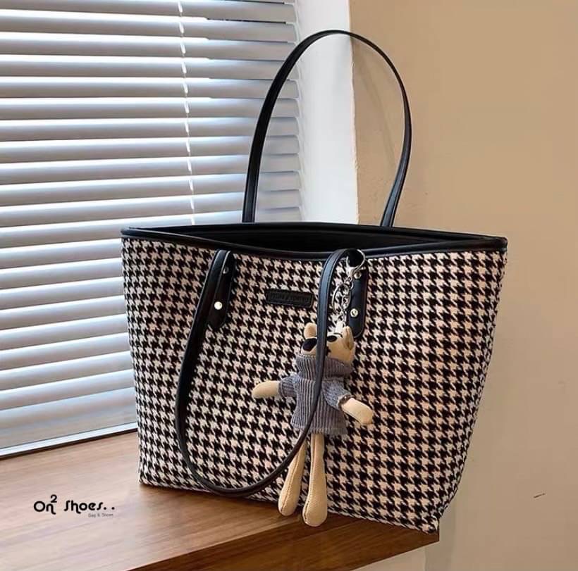 กระเป๋าสะพายแฟชั่นทรงชอปปิ้ง หนังลายชิโนริ ใบใหญ่จุของได้เยอะเลย มาพร้อมพวงกุญแจหนูพร้อมส่งน้า