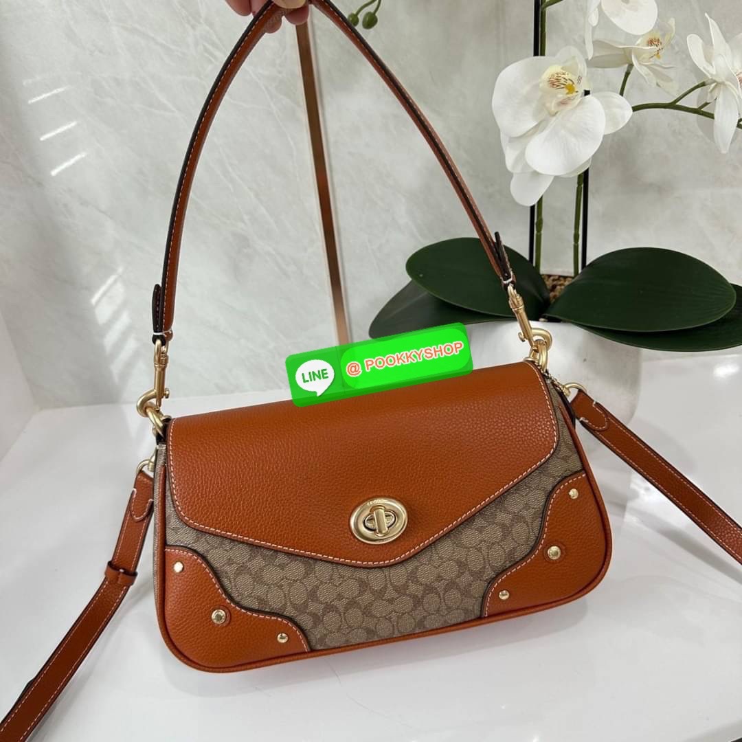 COACH MILLIE SHUOLDER BAG (COACH CE639) กระเป๋าคล้องไหล่และสะพายข้าง วันดุแคนวาส+หนังแท้ เปิด-ปิดกระเป๋าแบบหมุนล็อค ภายในใส่กระเป๋าเงินใบยาว ของจำเป็นอื่นๆได้ มีช่องซิปให้ใส่ของจุกจิก ด้านหลังกระเป๋ามีช่องซิปอีก1ช่อง สายถอดได้ทั้ง2สาย