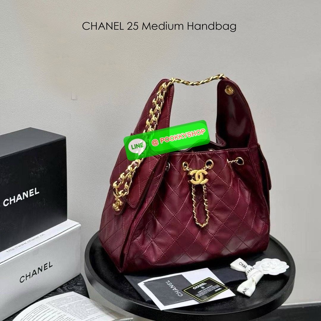CHANEL 25 Medium Handbag กระเป๋าสะพายทรงโฮโบใบใหญ่ คอลใหม่ล่าสุด ต้อนรับฤดูกาล SPRING-SUMMER 2025 รูปทรงใช้งานได้จริง จุของได้ ถือเก๋ๆ เอวี่เดย์ลุค บอกเลยว่าดีไซน์เก๋มาก สาวๆ เตรียมพุ่งตัวก่อนใครได้เลย ราคาสุดคุ้มที่นี่ที่เดียวค่า