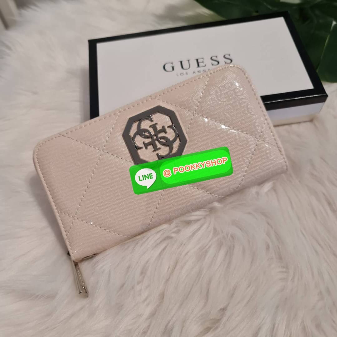 guess wallet สวยๆ จ้า รุ่นนี้มีสายคล้องมือมาด้วยนะจ้ะ เริศสุด👍 ด้านในมีช่องใส่การ์ดเยอะมากค่า และยังมีช่องใส่เหรียญอีกด้วยน๊า เลิฟสุดๆ♥️