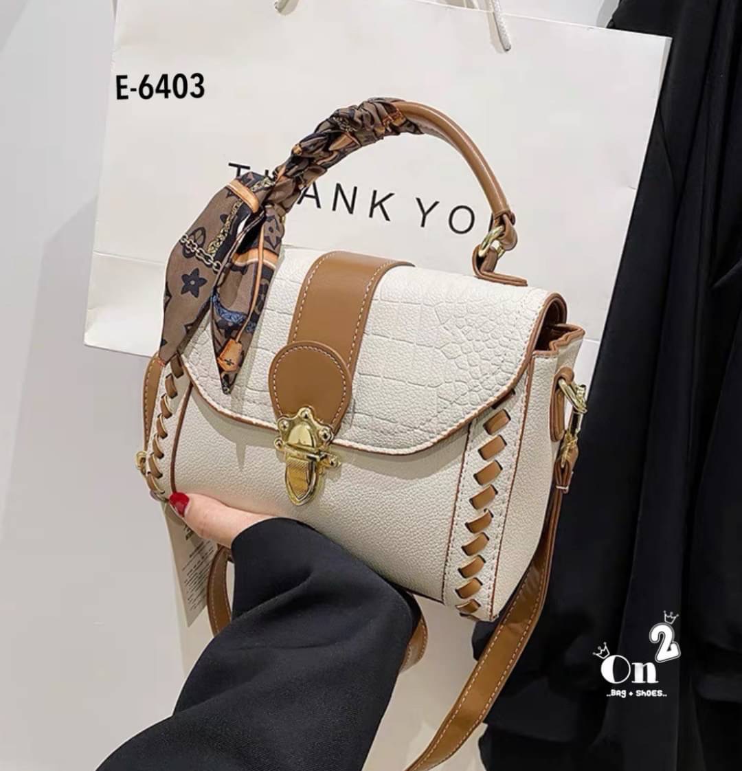 สุดปังงงไปเลยค่าา ทรงเหลี่ยม ฝาปิดลายหนังจระเข้ อะไหล่ทอง มาพร้อมสายสะพายยาว 1 เส้น สามารถถอดสาย ถือเก๋ๆได้ หรือใส่สายยาว crossbody ได้เลยค่ะ