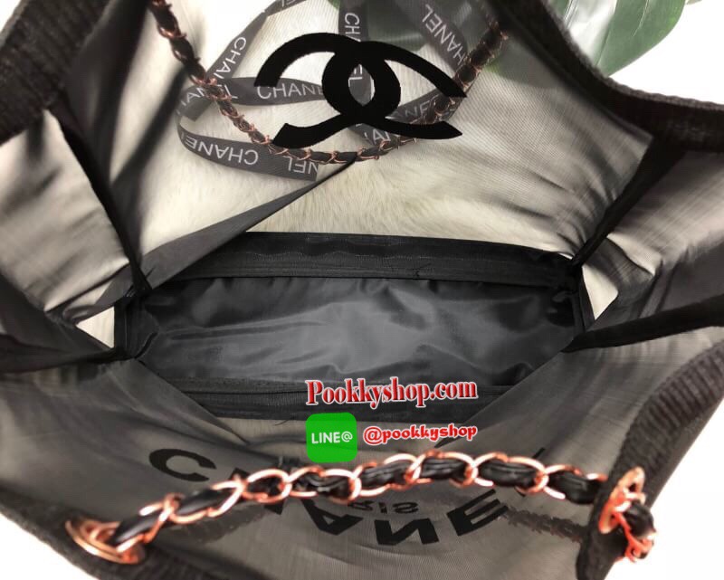 New! CHANEL Chain & Rabbin Perfume Shopping Bag ✔️อะไหล่ pink gold กระเป๋าทรง Shopping ใส่ของจุ วัสดุโปร่งใส อะไหล่พิ้งโกลด์ สวย น่าใช้มากๆค่ะ มีแม่เหล็กปิดปากกระเป๋านะค่ะ ✔️มาพร้อมริบบิ้นแบรนด์+กระเป๋าใบเล็กใส่เครื่องสำอางหนึ่งใบค่ะ รุ่นนี้