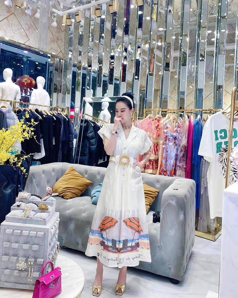 จั้มสูทเนื้อผ้าคอตตอนพิมพ์ลายริมทะเลสวยคมชัด งานมีซับใน และตกแต่งกระดุมทองเพิ่มความสวยหรูให้กับตัวเพย์สูท มาพร้อมเข็มขัดเข้าเซ็ท ให้ลุคสวยสดใสในวันสบายๆของคุณแน่นอนค่า