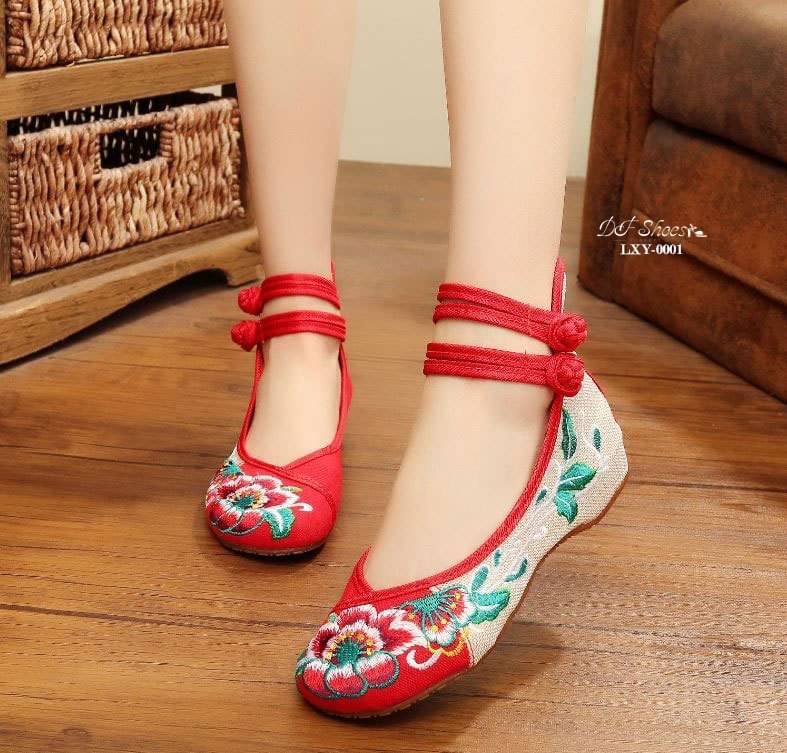 สินค้าพร้อมส่ง ต้อนรับเทศกาลตรุษจีน รองเท้าปักรัดข้อนำเข้า วัสดุผ้าแคนวาส น้ำหนักเบา ใส่สบายค่ะ เสริมส้นด้านใน พื้นยางกันลื่น ห้ามพลาดนะคะ