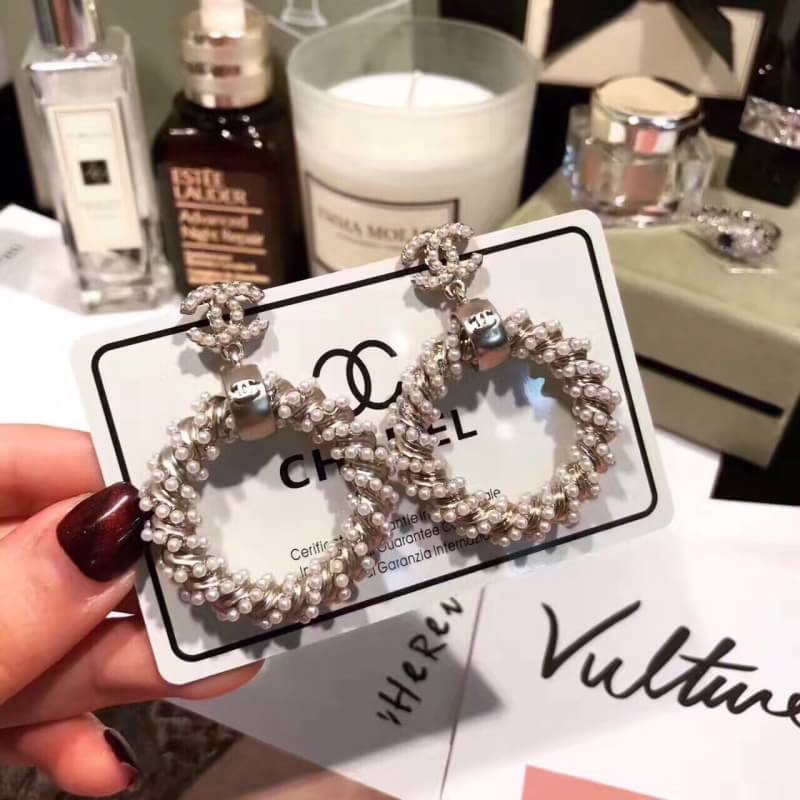 New Arrival !!!! ต่างหู Chanel งานประดับมุกอย่างดีคะของจริงสวยมากๆๆๆนะคะ แม่ค้า confirm ค่ะ สวยเหมือนของแท้ งานชนช็อปใส่ออกมาเด่นเฟร่อ ใส่ออกมาน่ารักม๊วกๆๆๆจ้าา มุกสวยทุกเม็ดไร้ที่ติ รีบจับจองกันเลยนะคะ ตัวเรือนสีทอง งานชุบ 18KGP ไม่ลอกไม่ดำ Made in Korea