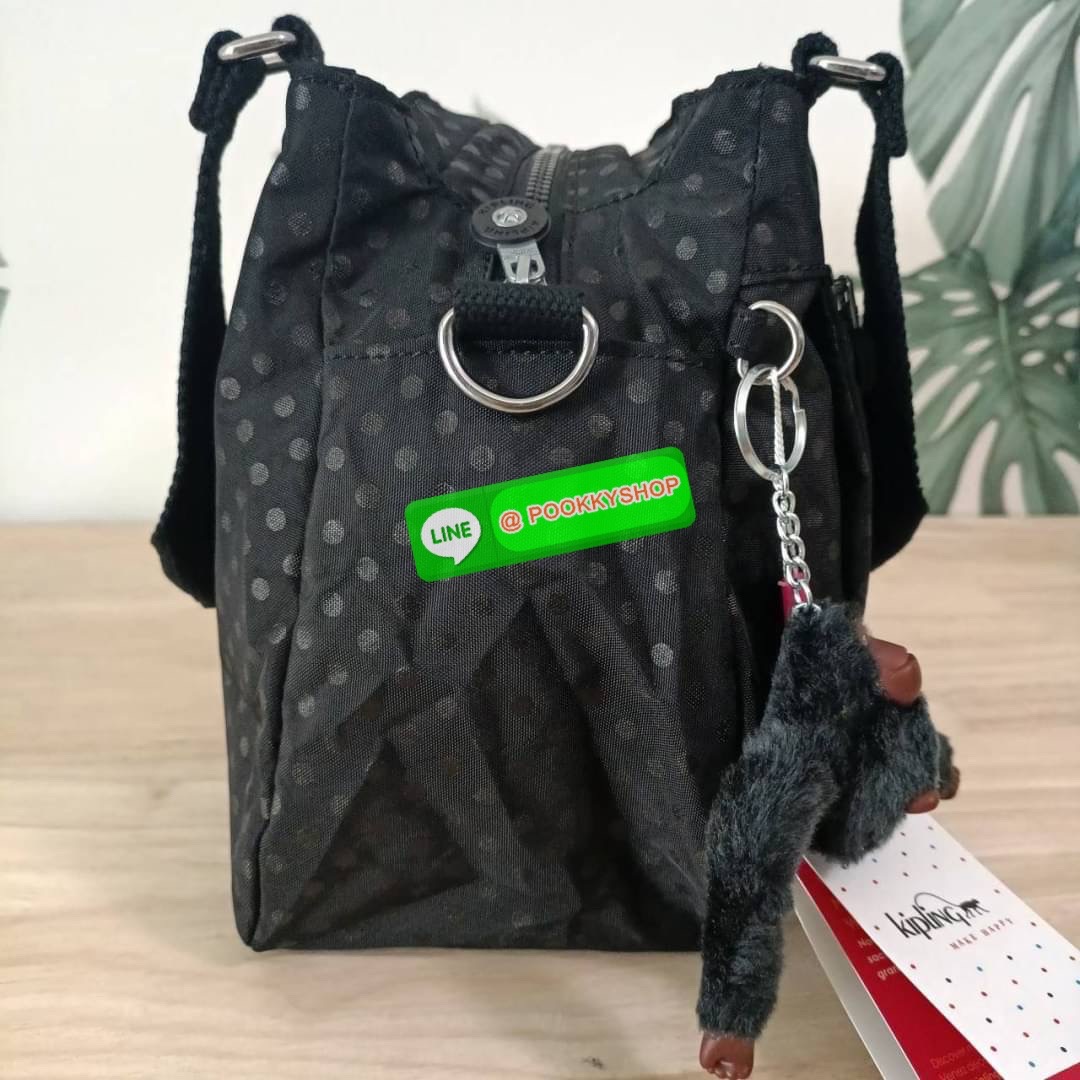 KIPLING ELISE HANDBAG กระเป๋าถือและสะพายไหล่ วัสดุ Nylon +Polyester ขนาดกำลังพอดี จุของได้มาก มีหูจับสองสาย ถือสะดวก น้ำหนักเบา มีช่องซิป ด้านหน้า ช่อง กระเป๋าหลักเปิด-ปิดด้วยซิป มี3 ช่องว่างใส่ของได้จุมากๆ ใส่มือถือได้ กระเป๋าสตางค์ใบยาว และ เครื่องสำอาง