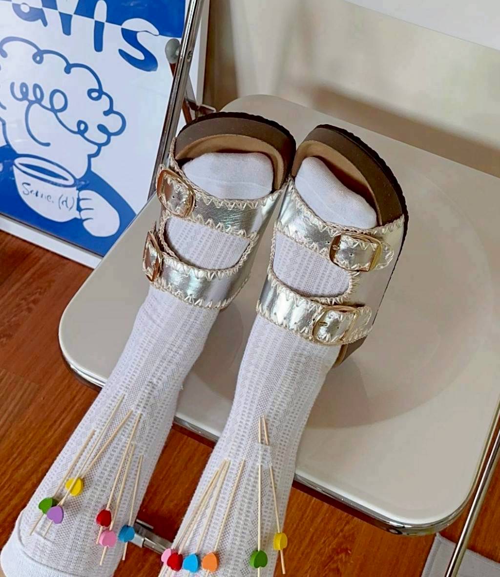 แบบมาใหม่ รองเท้าทรงไบเก้น ส้นหนา 1.5 นิ้ว เย็บตกแต่งลาย งานแฮนด์เมดช่างไทย พื้นเสริมฟองน้ำตรงส้นเท้า ใส่สบาย เข็มขัดปรับระดับเข้าออกได้ เป็นงานส้น PVC แต่งลายไม้ โดนน้ำได้ ไม่เหม็นอับ น้ำหนักเบา