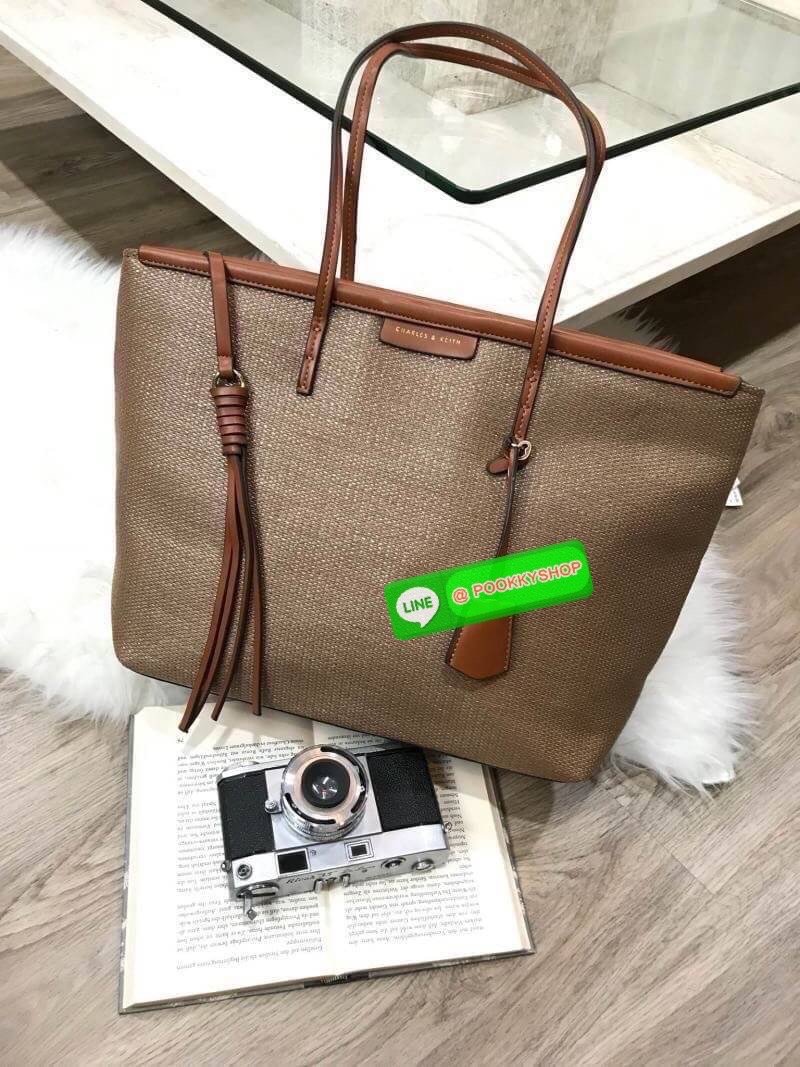 ReStock Best Seller!!! Charles & Keith Black Textured Tote Bag กระเป๋าสะพายทรง Shopping ใบใหญ่จุใจโดดเด่นด้วย Textured สานรอบใบสวยอยู่ทรง น้ำหนักเบา ด้านหน้ามีโลโก้พร้อมTAG พวงกุญแจห้อยที่หูหิ้ว เปิดปิดด้วยซิปพู่หนังสายยาว ภายในกว้างและจุ มีช่องใส่ของและช