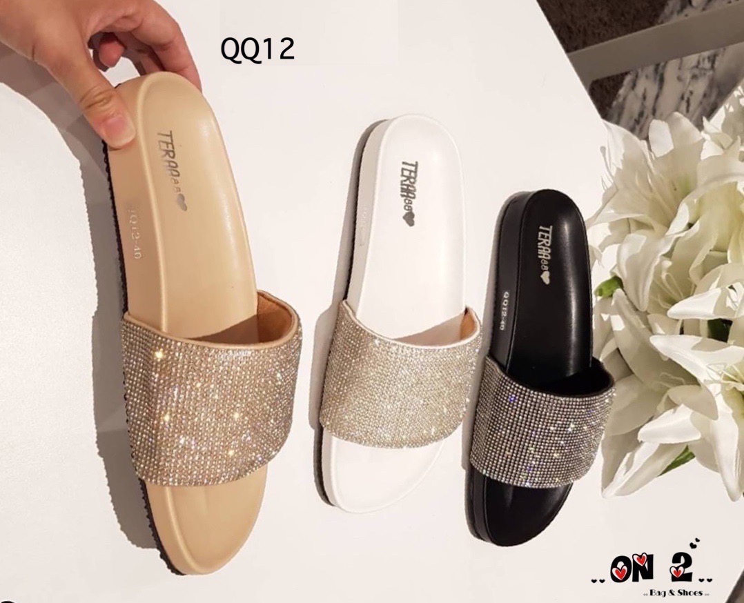 New in....รองเท้าแตะสวมประดับเพชรสไตล์แบรนด์ เพชรวิบวับสวยวิ้ง ตัดสีพื้นเรียบหรู งานใส่สบาย เสริมพื้นซัพพรอตเท้าได้ดีมากค่ะ