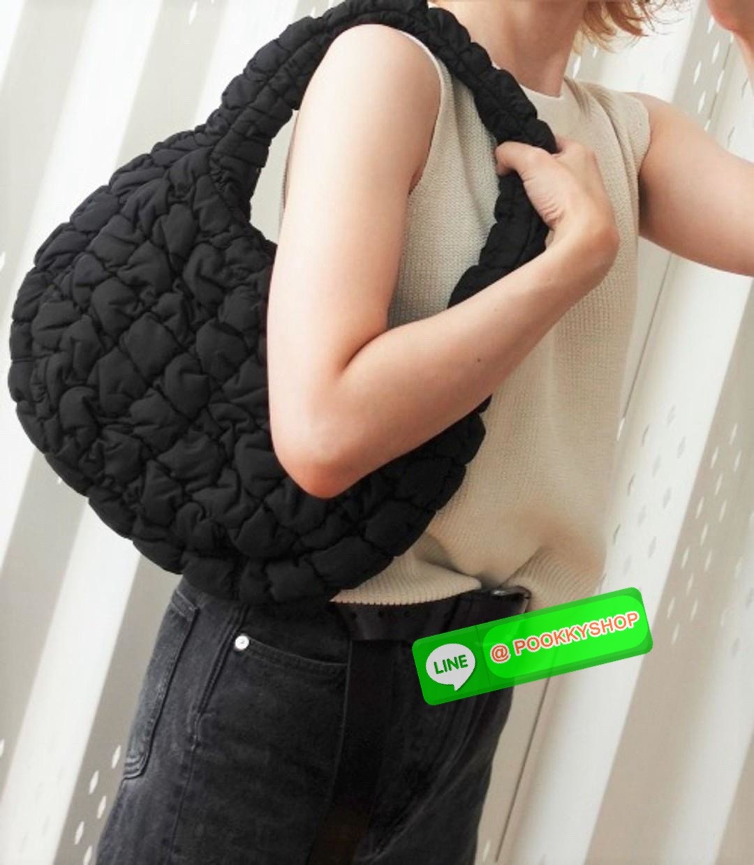 **สินค้าเข้าใหม่** ส่งพร้อมพวงกุญแจTeddy bearค่า กระเป๋าสวยพวงกุญแจน้องหมีก็น่ารัก #มีจำนวนจำกัด ห้า พลาดค่าา! 📌สีดำยังไงก็วินน แต่งตัวเสร็จออกจากบ้านหยิบใบนี้ติดมือได้เลย COS QUILTED MINI BAG BLACK 📸พร้อมส่ง! กระเป๋าจากแบรนด์COS ที่ไม่มีใ