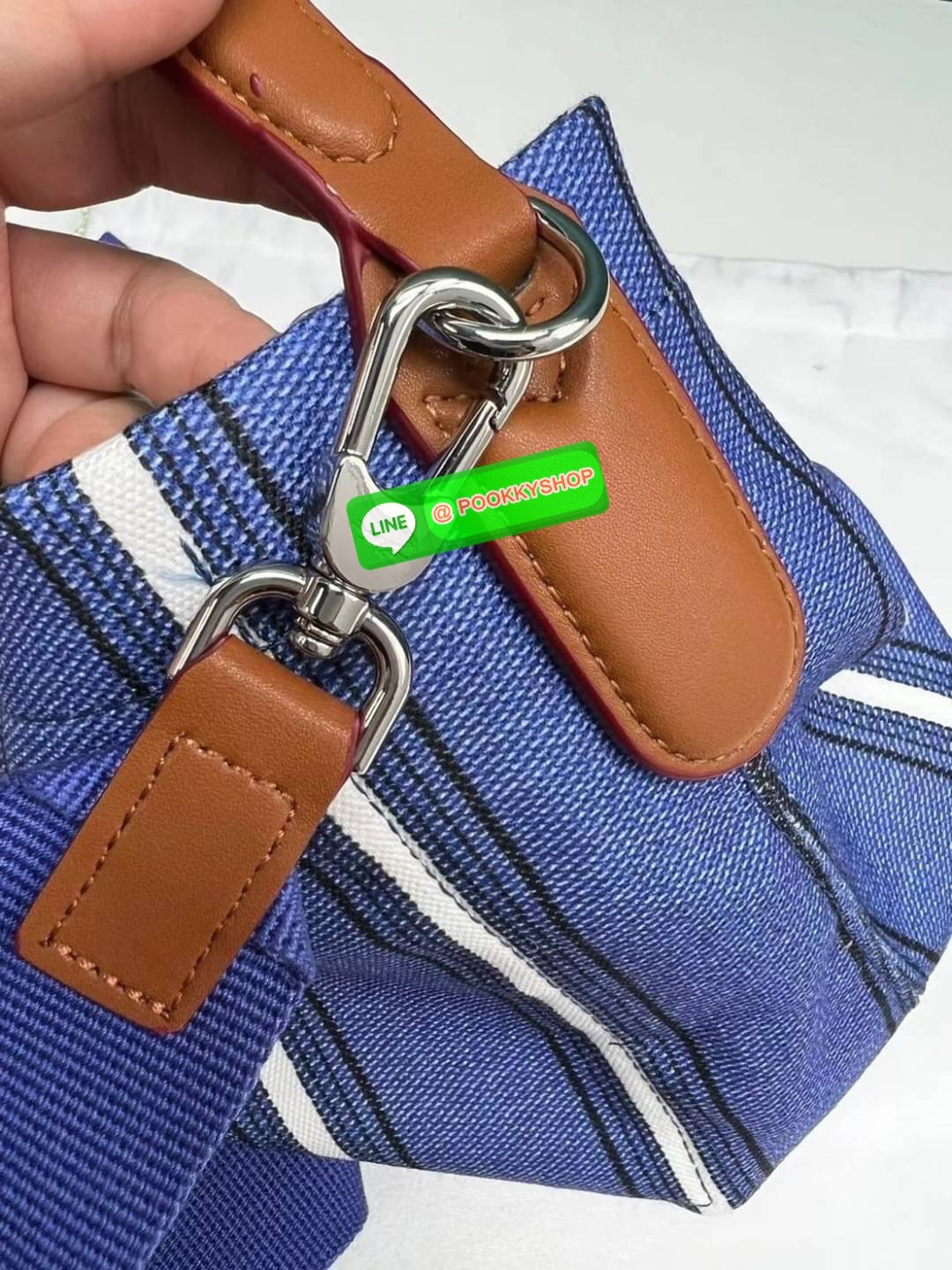 Long Champ Roseau Essential Raye กระเป๋าทรงถังขนาดเล็ก วัสดุผ้าฝ้ายลายทาง ตัดแต่งหนังวัว ซับในผ้าฝ้ายสีพื้น สีสันสดใส สามารถใช้ในชีวิตประจำวันได้อย่างสะดวก น้ำหนักเบา จุของได้เยอะ ด้านในมีกระเป๋าซิป 1 ช่อง มีสายสะพายไหล่ ถอดสายได้ ห้ามพลาดเลยค่า