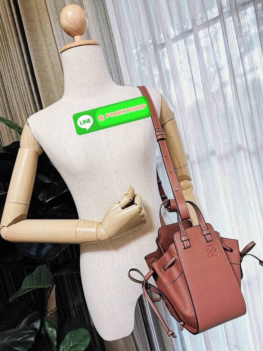 ✴️ห้ามพลาด!✴️LOEWE HANDLE & SHOULDER BAG GIFT WITH PURCHASE (GWP) กระเป๋าถือหรือสะพายหนังแท้พรีเมี่ยมกิ๊ฟ Limited จาก LOEWE PERFUME DUTYFREE รุ่น Rare items สุดๆวัสดุหนังแท้ Calfskin หนังสวยดีไซน์คงเอกลักษณ์แบรนด์ สามารถปรับใช้ได้หลายทรงด้าน