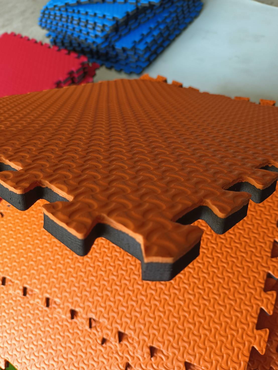 แผ่นยางปูพื้นจิ๊กซอ ขนาด 60 X 60 cm. ความหนา 10 มม.