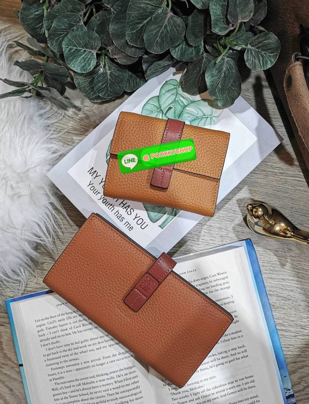 ✴️Don't Miss!✴️NEW! LOEWE LONG WALLET BAG VIP GIFT WITH PURCHASE-GWP กระเป๋าพรีเมี่ยมกิ๊ฟ Limited จาก LOEWE DUTYFREE COUNTER วัสดุหนังแท้เทคเจอร์สวยอยู่ทรงปั้มโลโก้แบรนด์ด้านหน้าเปิดปิดด้วยกระดุม ภายในมีช่องใส่ธนบัตรหลายช่อง ช่องหลักสาม