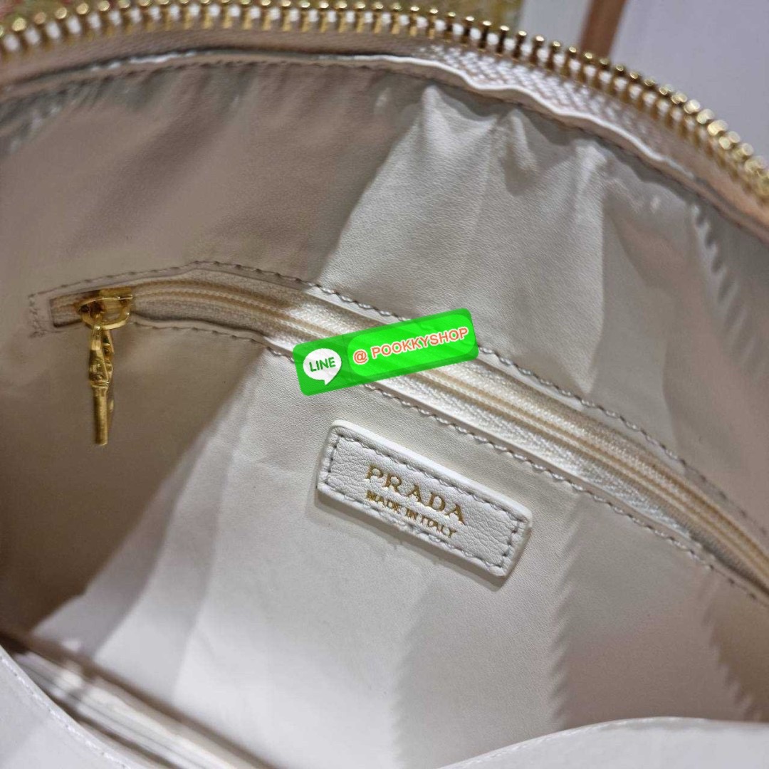 PRADA MEDIUM LEATHER HANDBAG 🔆 Details สะเทือนวงการแฟชั่นแบบสุด! กับกระเป๋าสะพายไหล่พรีเมี่ยมกิ๊ฟ ดีไซน์เก๋และมาแรงมาก สาวๆหนุ่มๆติดแกลมต้องไม่พลาด สวยดูแพง หูสะพายคล้องไหล่สะดวก ปากกระเป๋ามีซิปรูดเปิดปิดง่าย ภายในแบ่งสัดส่วนสวย โล่งกว้าง มีทั้งช่