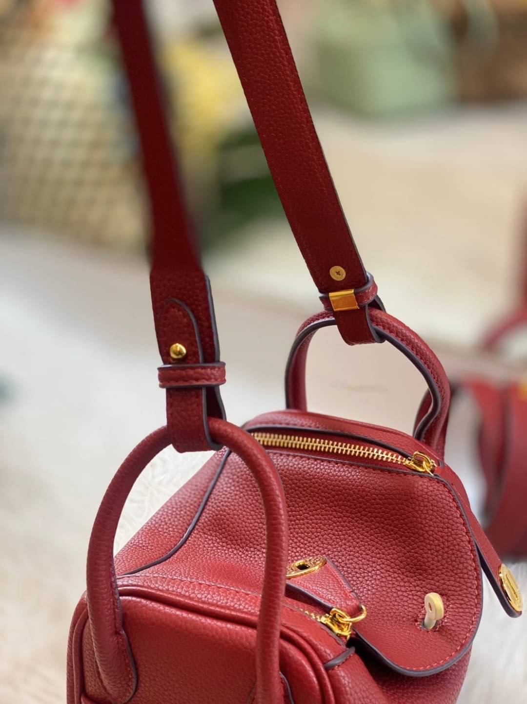 กลับมาเเล้วค่า Lindy 20cm หนัง PU premium ที่ลูกค้าถามกันมาเยอะมากกก รอบนี้หนังสวยมากๆๆ สายสะพายแบบเรียบหรู มีห่วงรัดสายสองข้าง มี 2 สายนะคะ มีซิลิโคนปิดลูกบิดกันรอย งานเนี้ยบสุด ยิ่งใช้ยิ่งนิ่มมม กระเป๋าทรงสวยนุ่ม Flexible มากๆ จุของได้ทุกสิ่ง จะใช้ไปทำง