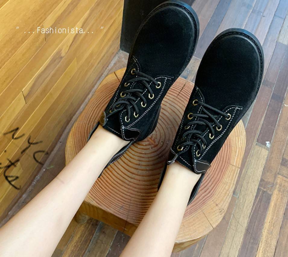 แบบมาใหม่ งานสวยเว่อร์ๆ !! รองเท้าบู้ททรงสั้นหุ้มข้อ พื้นหนา 3 c.m. วัสดุหนังสักกะหราดเนื้อหนาขึ้นทรง ดีไซน์ผ่าข้างเก๋ๆ ใส่นุ่มสบายเดินไม่เมื่อยจ้า งานจริงสวยมากกกไม่จกตา รูปถ่ายจากสินค้าขายจริง 100% สาวกบู้ทใครไม่สั่งคู่นี้พลาดมาก!!