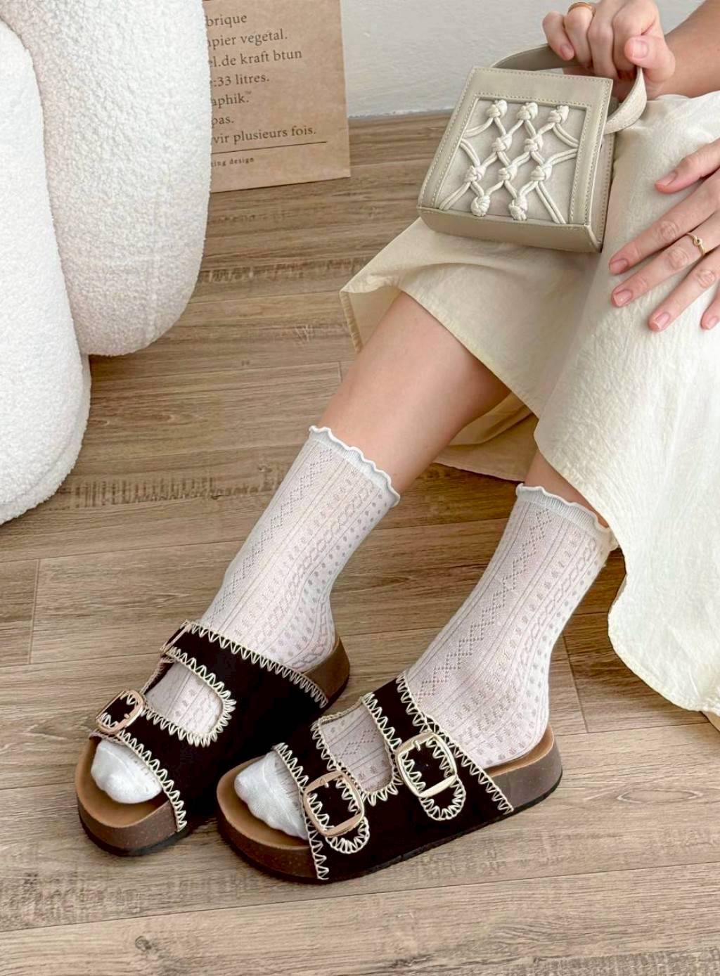 แบบมาใหม่ รองเท้าทรงไบเก้น ส้นหนา 1.5 นิ้ว เย็บตกแต่งลาย งานแฮนด์เมดช่างไทย พื้นเสริมฟองน้ำตรงส้นเท้า ใส่สบาย เข็มขัดปรับระดับเข้าออกได้ เป็นงานส้น PVC แต่งลายไม้ โดนน้ำได้ ไม่เหม็นอับ น้ำหนักเบา