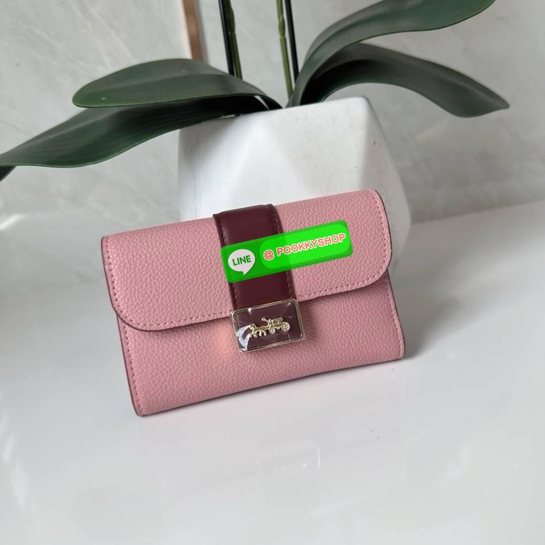 Coach Medium Grace Wallet (Cl421) 🔖กระเป๋าสุดหรูใบกลาง ขนาดกำลังดีกระทัดรัด 🔖วัสดุ : pebble leather 🔖ภายในมีช่องใบบัตรเครดิต 6 ช่อง มีช่องใส่เหรียญแยก สามารถใส่ธนบัตรแบงค์พันได้คะ