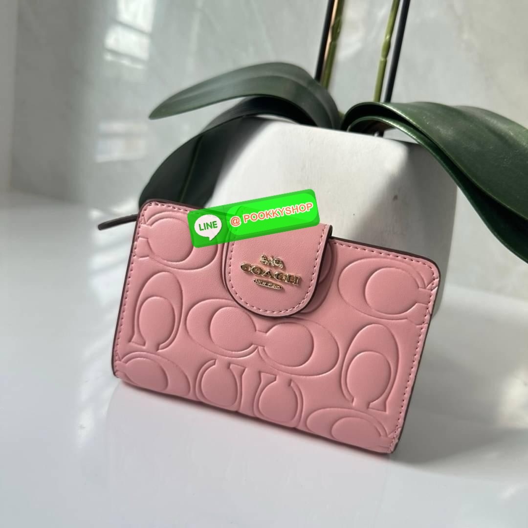 Coach Medium Corner Zip Wallet With Signature Leather 🔖กระเป๋าตังใบกลาง คอลเลคชั่นใหม่ หนังนิ่ม ลายC นูน สวยมาก 🔖วัสดุ: หนังแท้ 🔖เปิด - ปิดแบบกระดุม มีช่องใส่แบงค์ ใส่ธนบัตรได้ทุกชนิด ช่องใส่บัตร ใส่เหรียญ